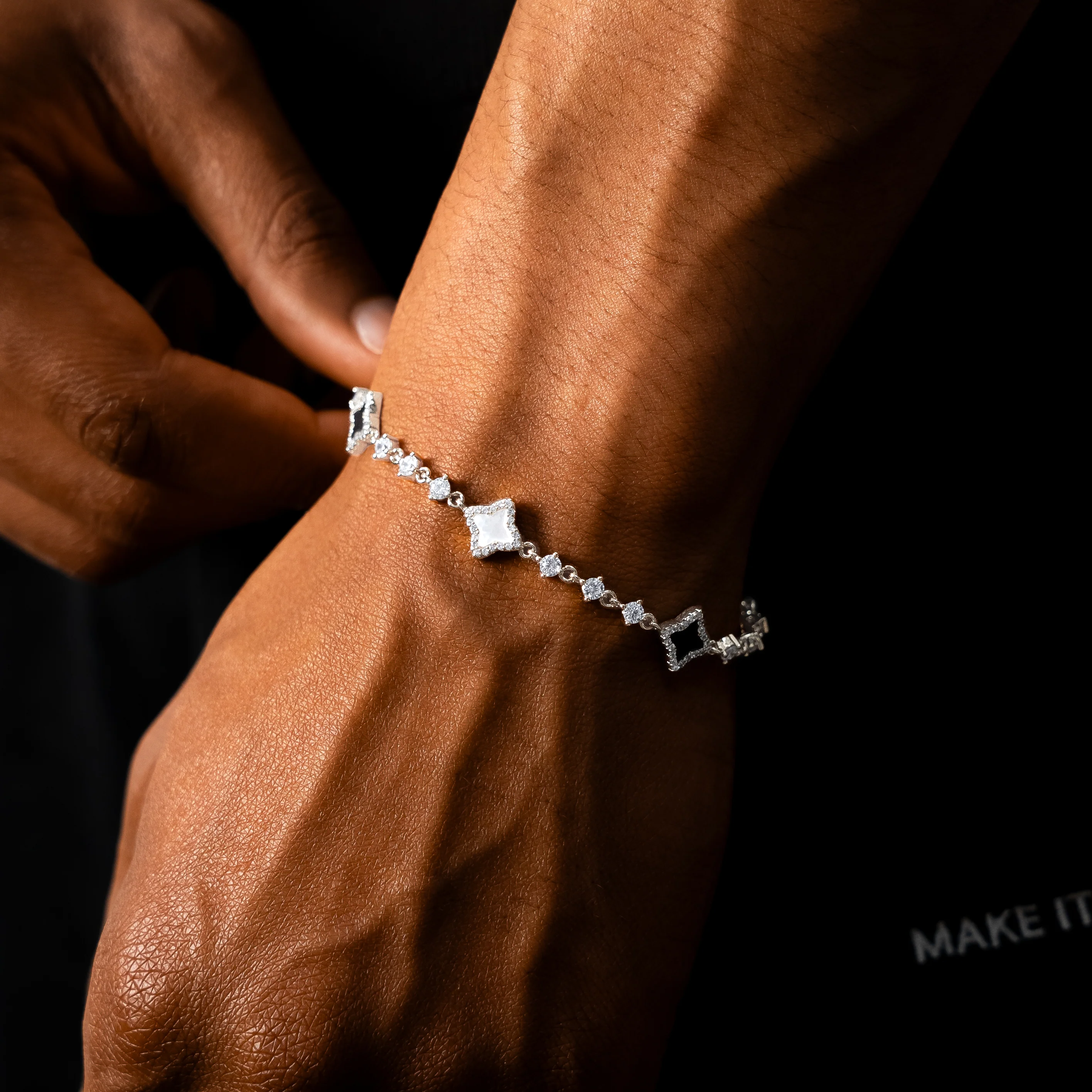 Bracelet Flower Tennis Argenté - Motif Blanc & Noir - Image 2