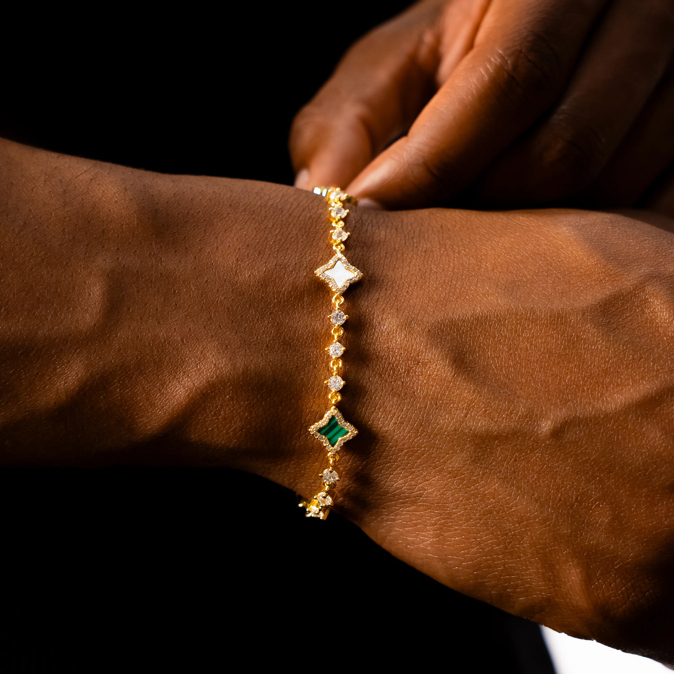 Bracelet Flower Tennis Doré - Motif Blanc & Vert - Image 2