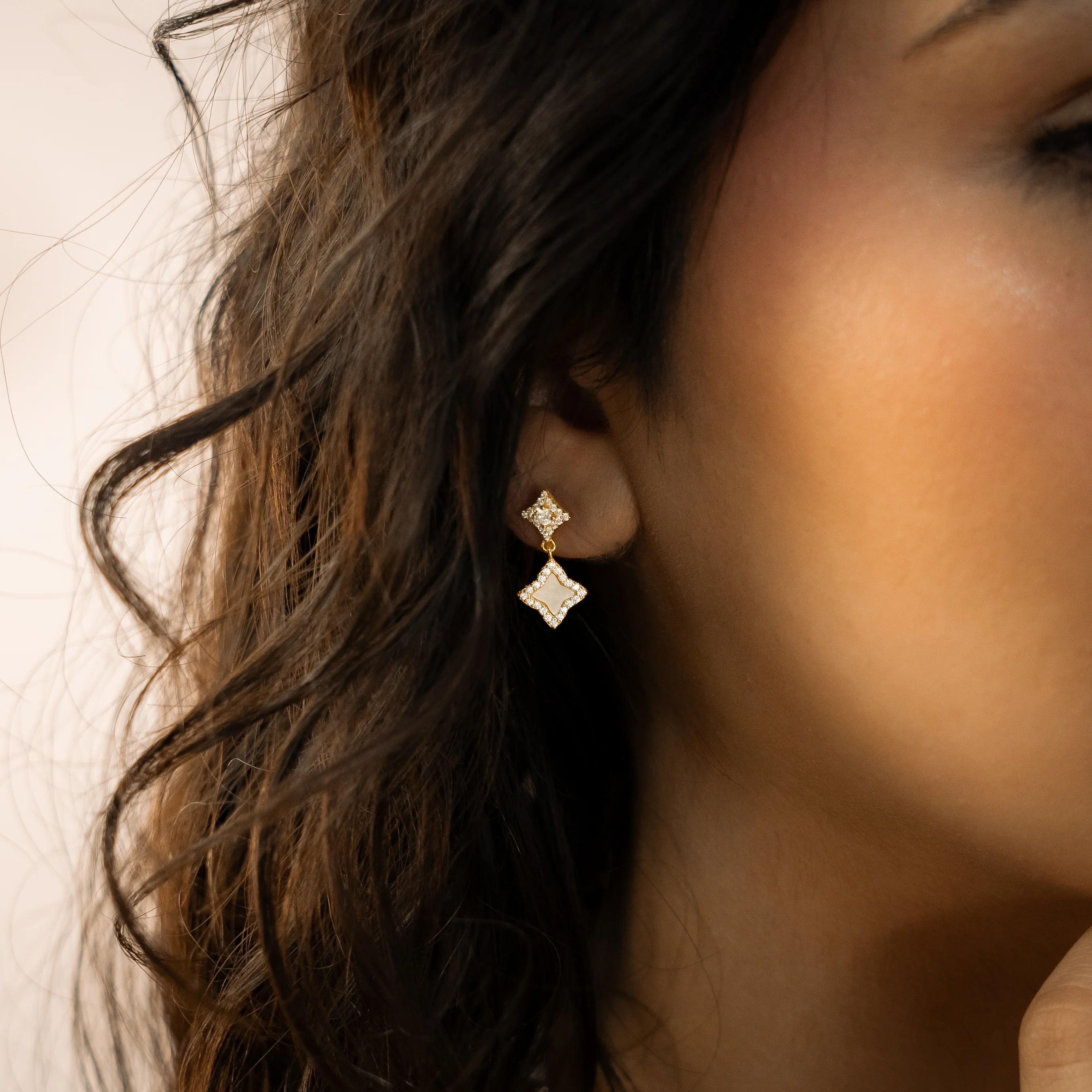 Stars & Flowers earrings dorées - Motif blanc - Image 2